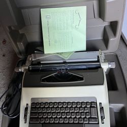 Royal Medallion Vintage typewriter