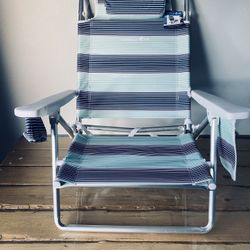 Very Nice beach chair w/ cup holder 