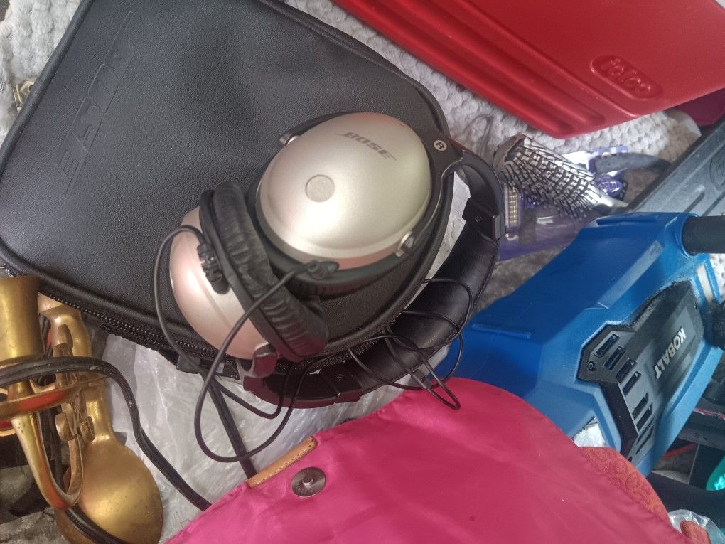 BOSE. Head Phones/ W Nice Leather Case