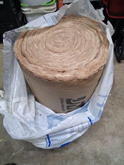 Fiberglass insulation roll