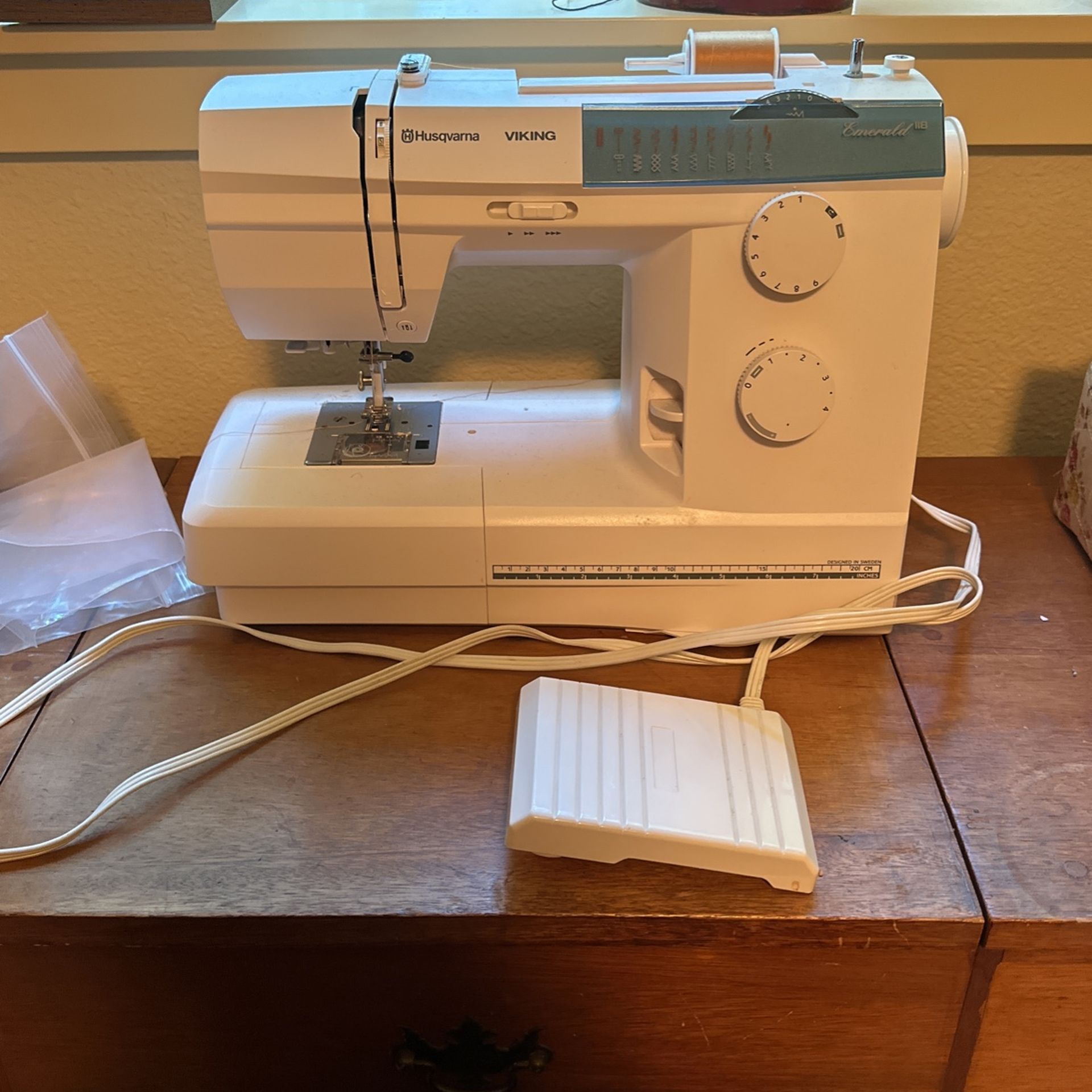 Husqvarna Viking Emerald 118 Sewing Machine