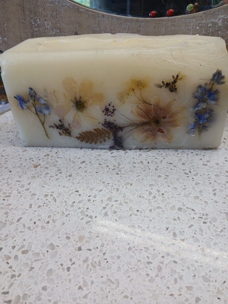 ROSY RINGS HANDPOURED BOTANICAL BRICK CANDLEg