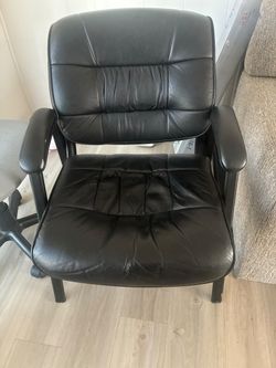 Black Leather Guest Chair with Armrests – Padded Office / Reception Chair