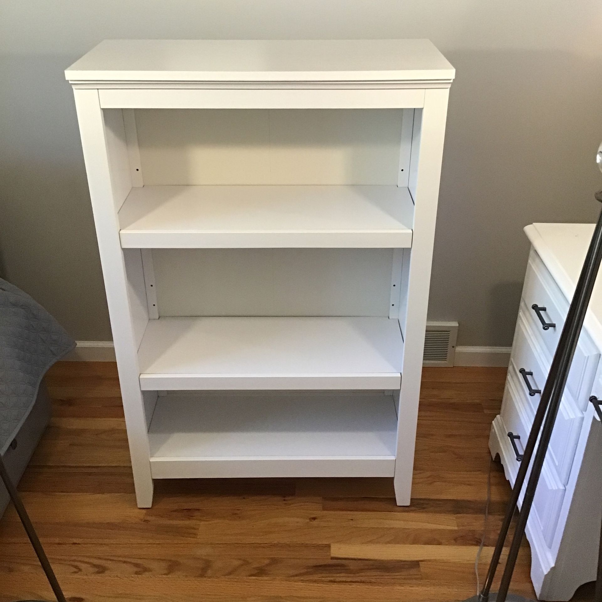 White Bookshelf - 3 Shelves 