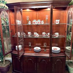 (Free Delivery) Antique PENNSYLVANIA HOUSE China Cabinet w/ illuminating displays 