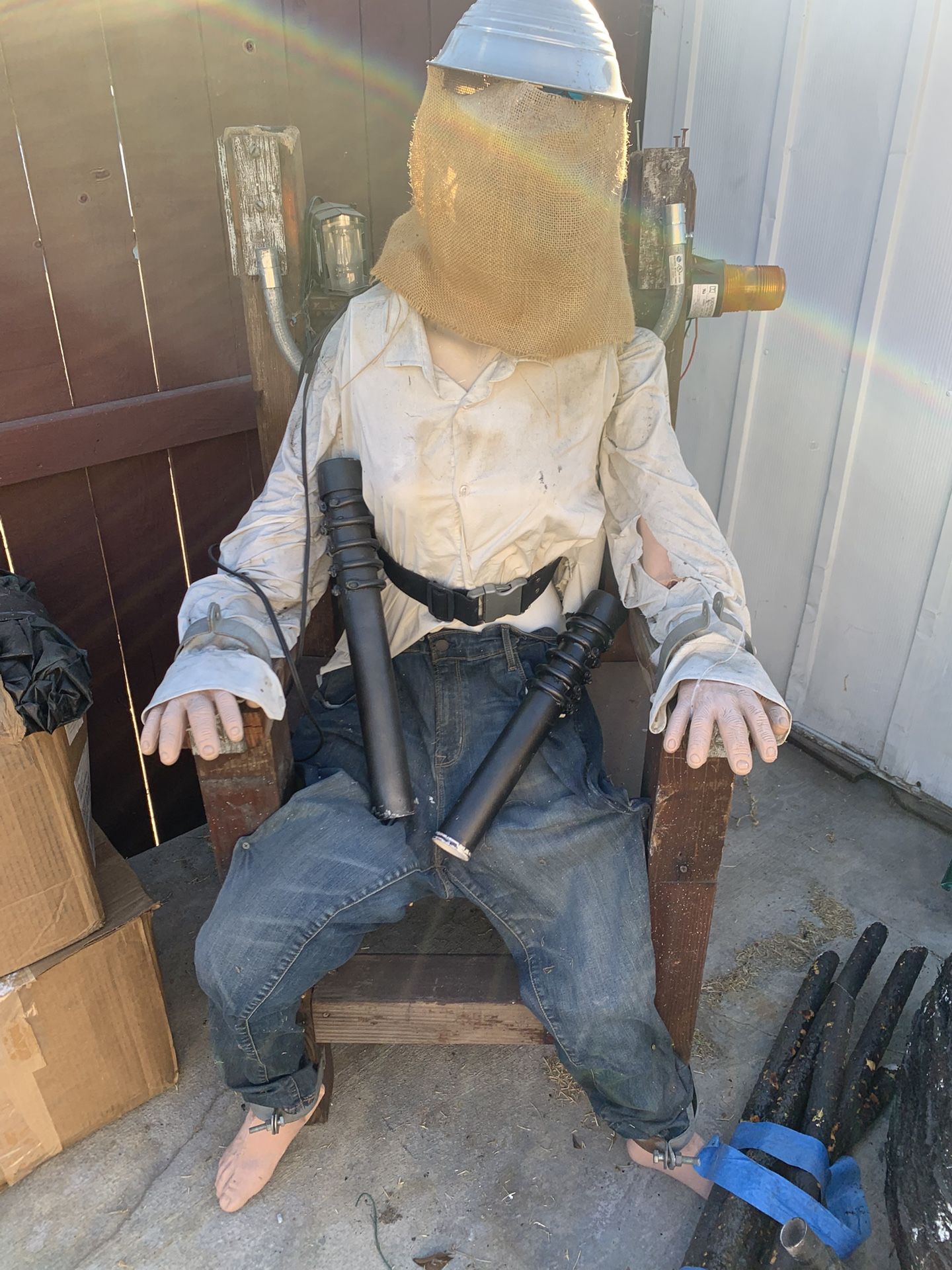 Life-Size Halloween Props – Skeletons, Electric Chair Victim, Giant Spider