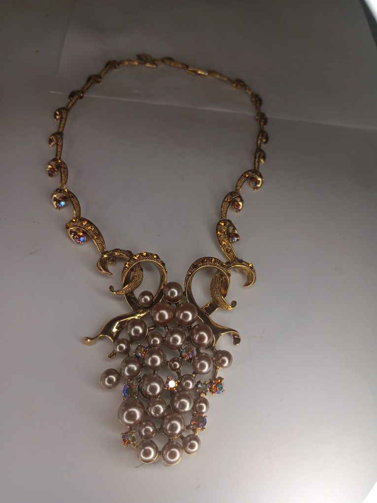 Gorgeous, mid-century vintage, faux pearl and rhinestone 16" necklace With 3.25x2.75" Pendant As A Grape Cluster