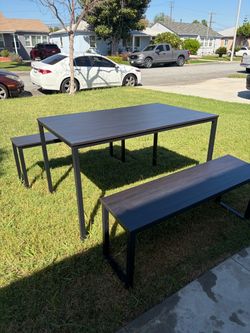 Mesa con 2 banquitas