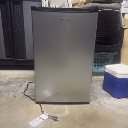 Whirlpool 4.3 cu/ft Mini Fridge - Like Bew