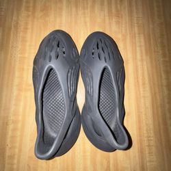 Yeezy Foam Runners Black Size 9s 