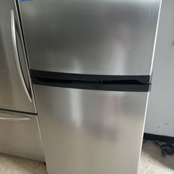 Whirlpool 33’ W Stainless Steel Top & Bottom Refrigerator 