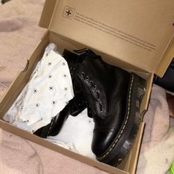 New Doc Martens Size 7 Women 