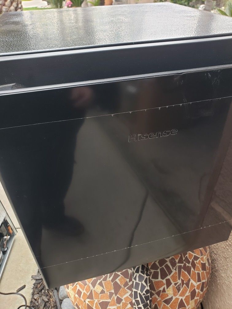 1.6 Mini Fridge 65 FIRM NO LESS See Pictures For Specs