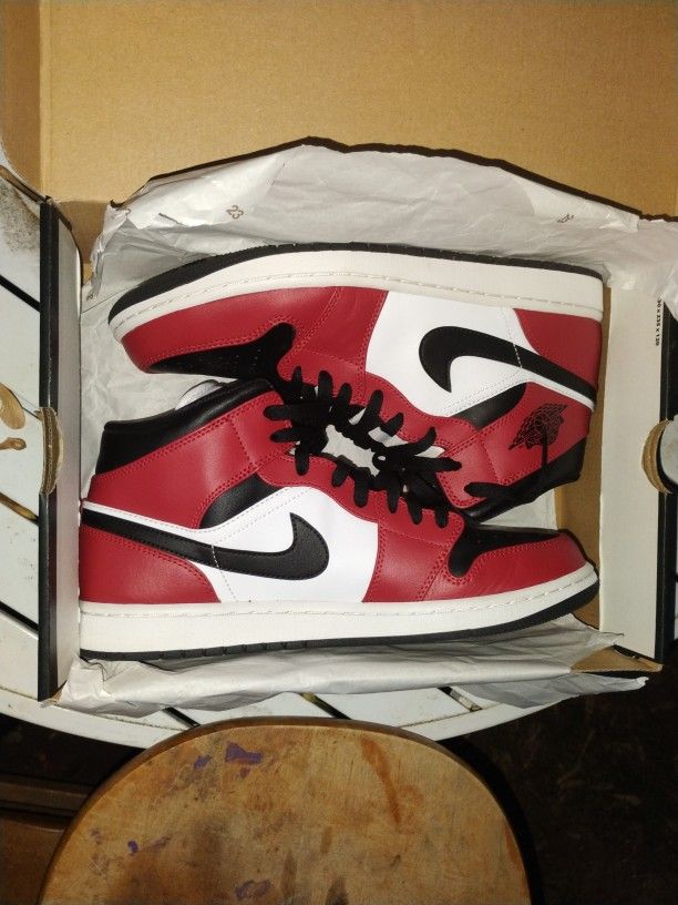 Air Jordan 1 Mid "Chicago Toe"
