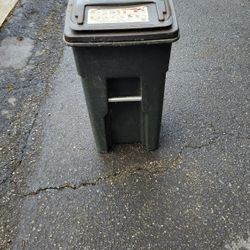 Toter 32 gallon trash can