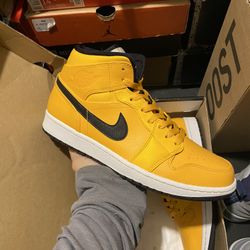 Jordan 1 Mid University Gold Black size 10 VNDS