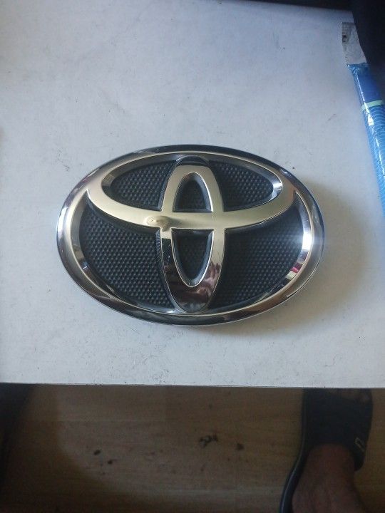 TOYOTA CAMRY FRONT GRILLE EMBLEM ORIGINAL 2007-2009