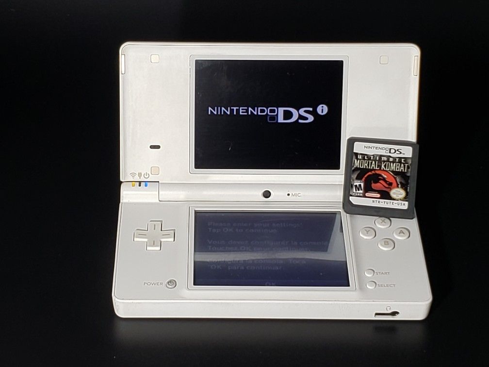 White Nintendo DSi *TESTED* w/ Ultimate Mortal Kombat