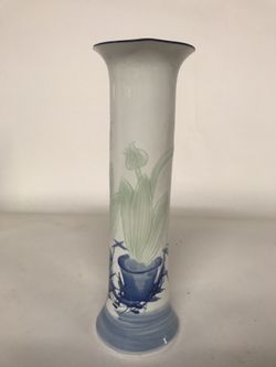 Beautiful hand crafted Oriental porcelaine vase