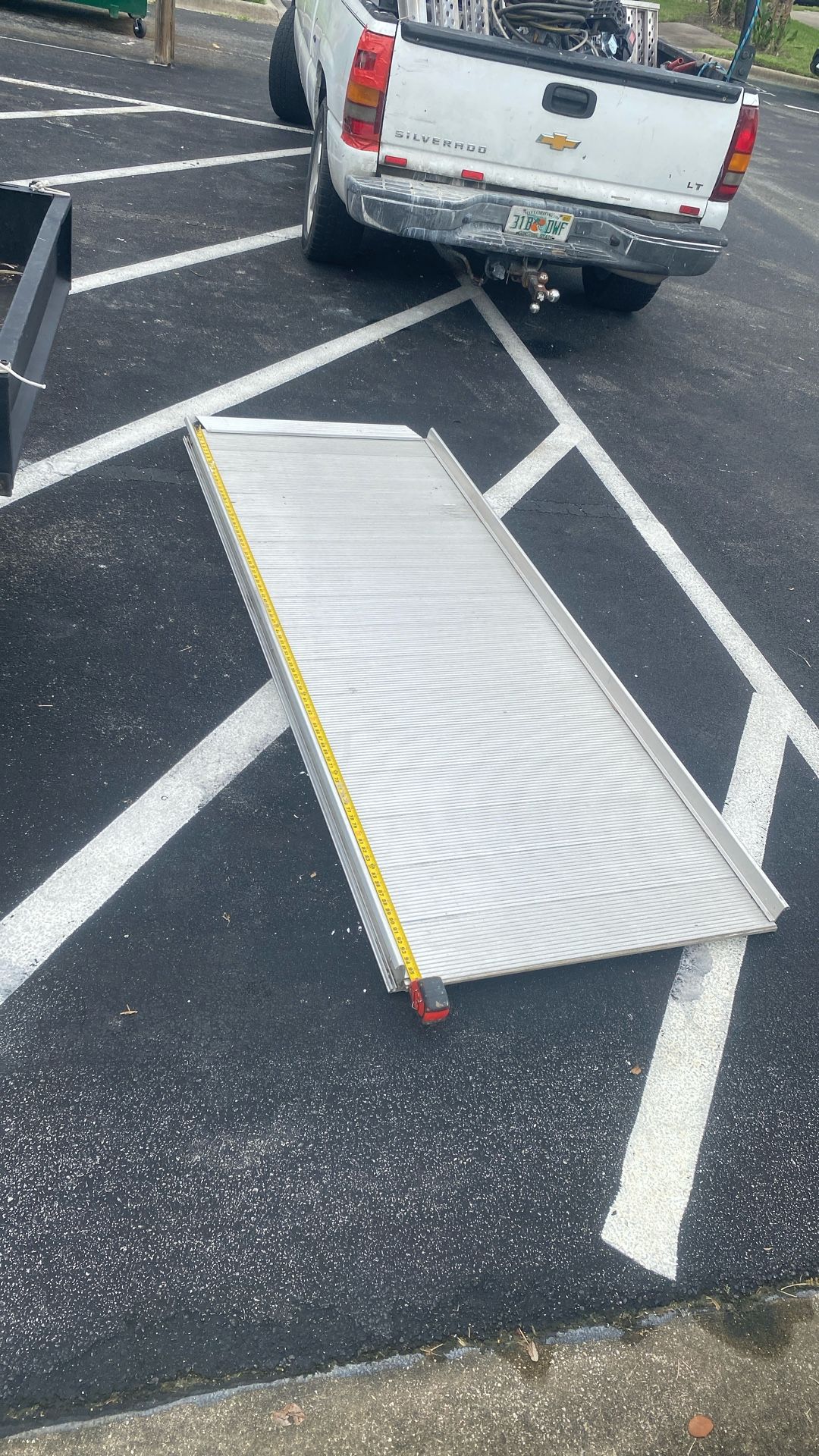 Solid aluminum wheelchair ramp