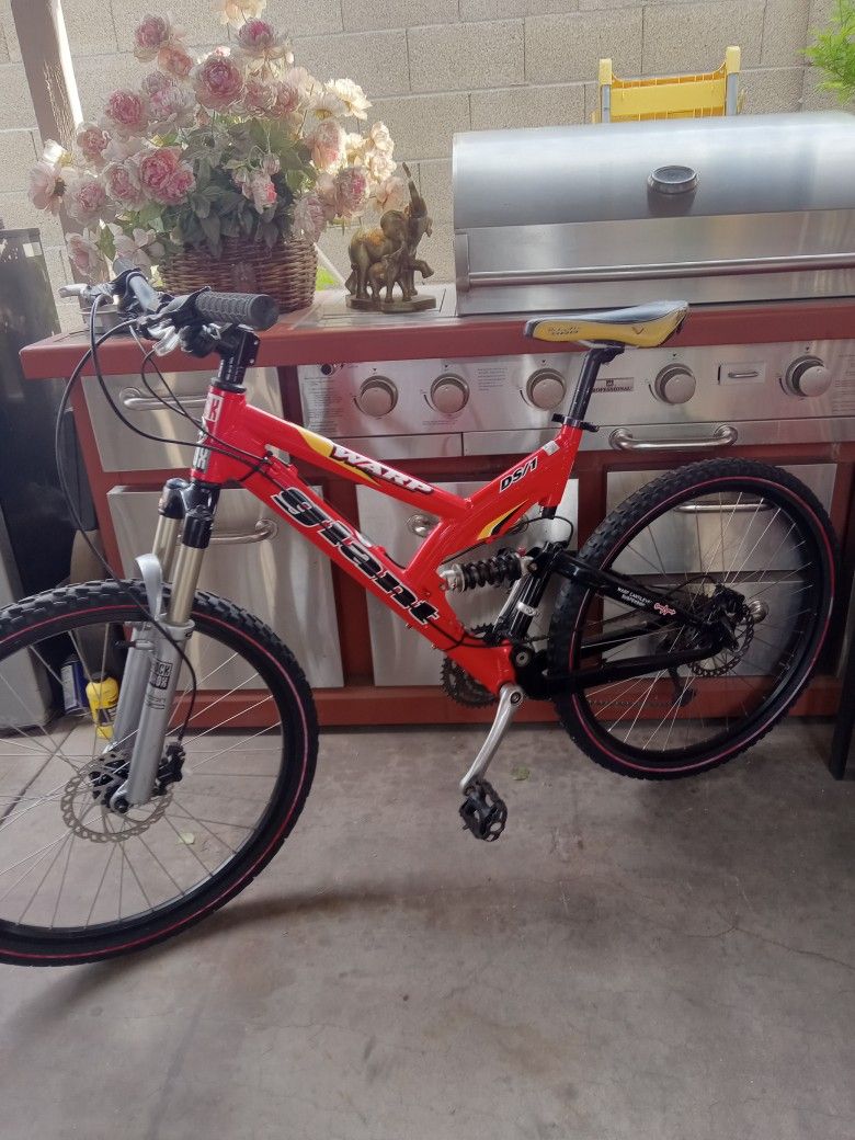 BIKE GIANT WARP DS 1 HYDRAULIC DISC BRAKES FRAME SIZE MEDIUM TIRES SIZE 26