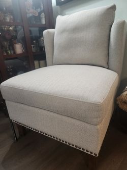 Brand New Thomasville livingroom set.  2 chairs and cherry side table