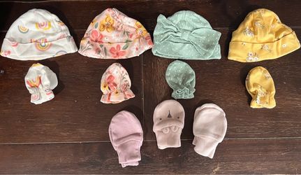 Newborn hats and mittens