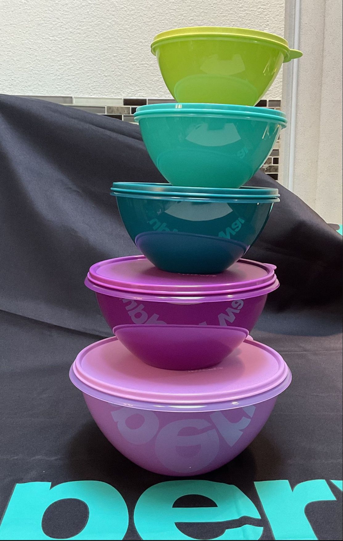 Brand New Tupperware Classic Round Cake Taker With Cariolier Handle 10” for  Sale in Hillsboro, OR - OfferUp