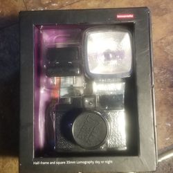 DIANA AND FLASH CULT CLASSIC 35MM CAMERA (READ DESCRIPTION)