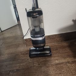 
SHARK LA322 Navigator Lift-Away  Vacuum