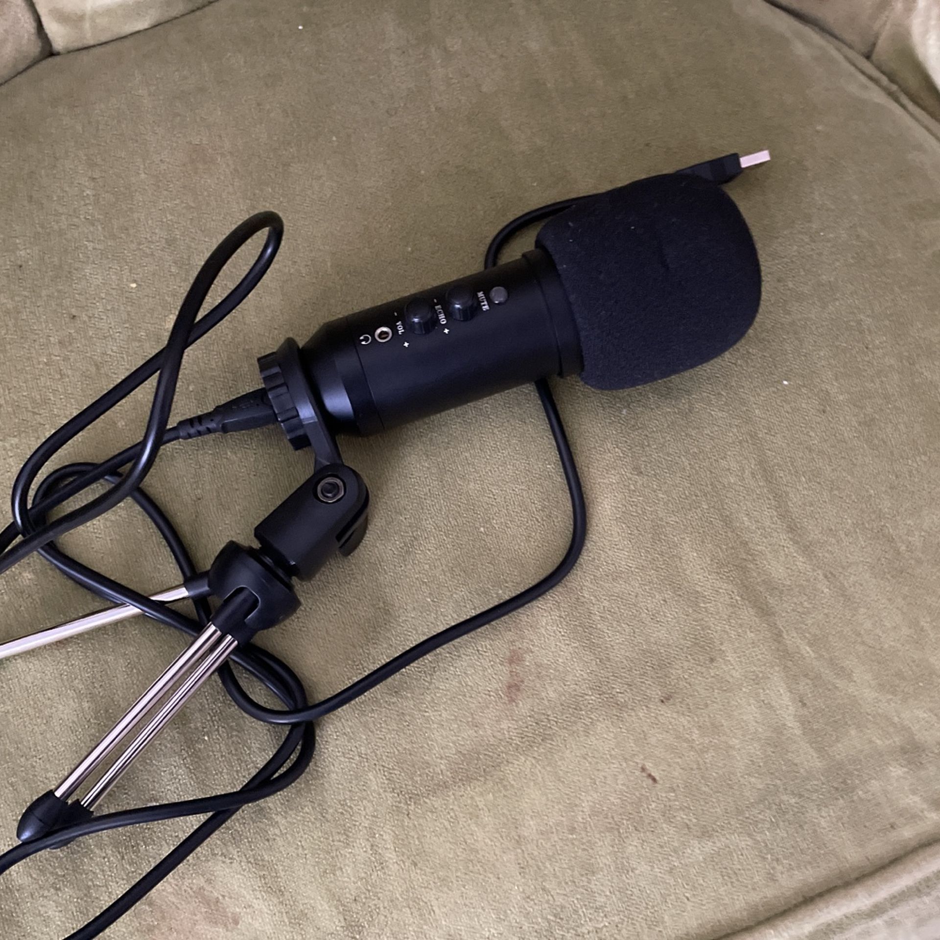 USB Microphone (Practically New)