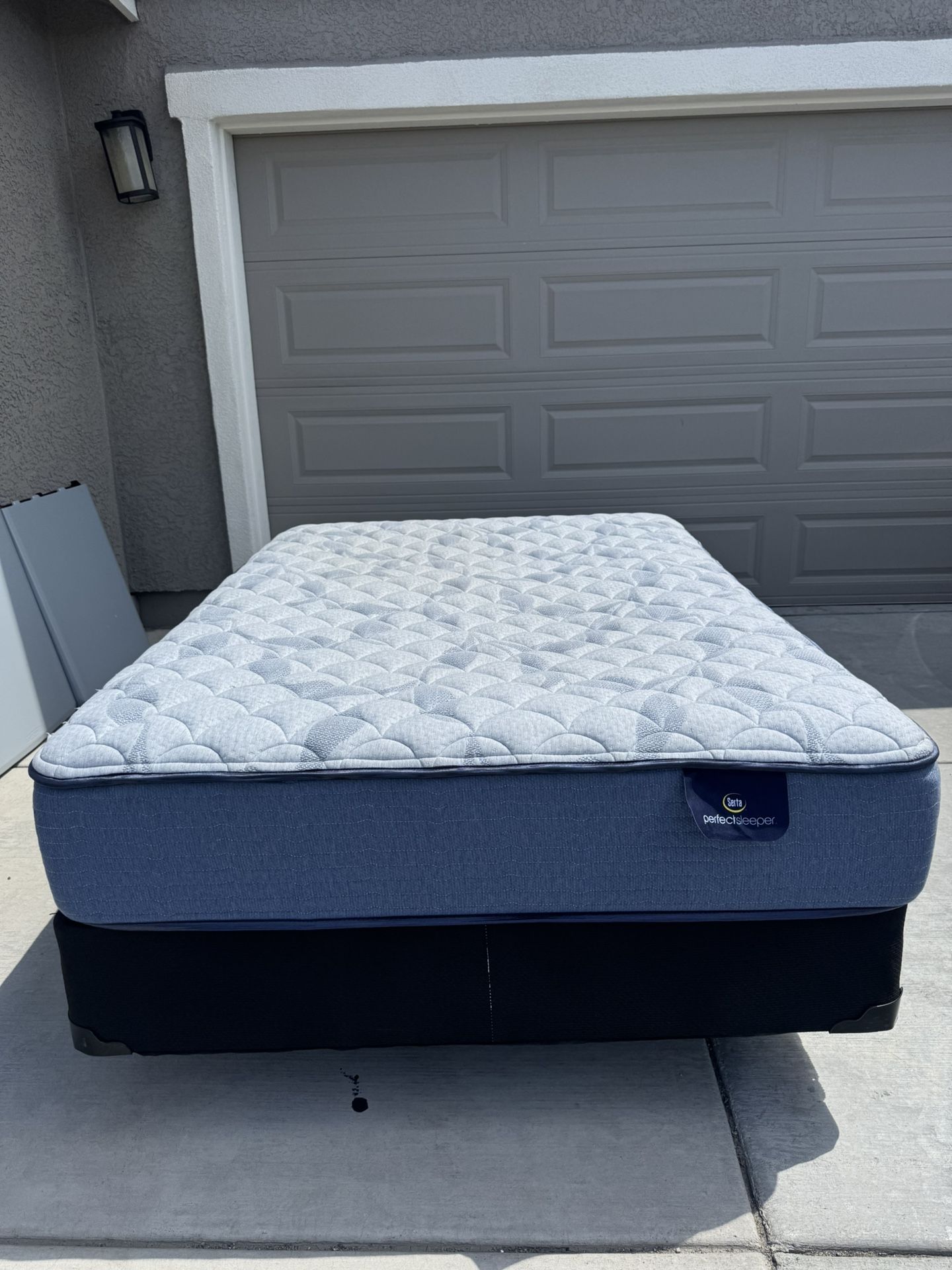 Serta Full Size Bed Set