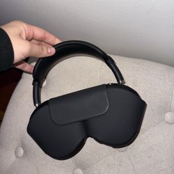 Black AirPod Maxes 