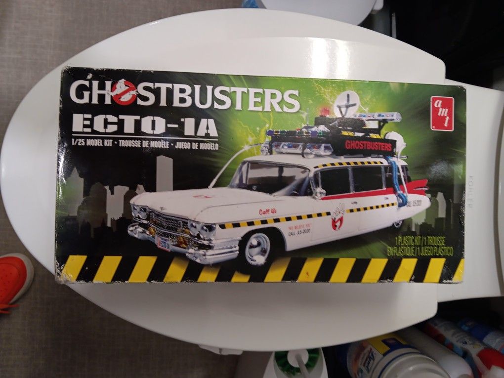 Brand New Ghostbusters Ecto-1A 1/25 Model Kit