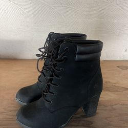 Women Timberlands boots Size 7