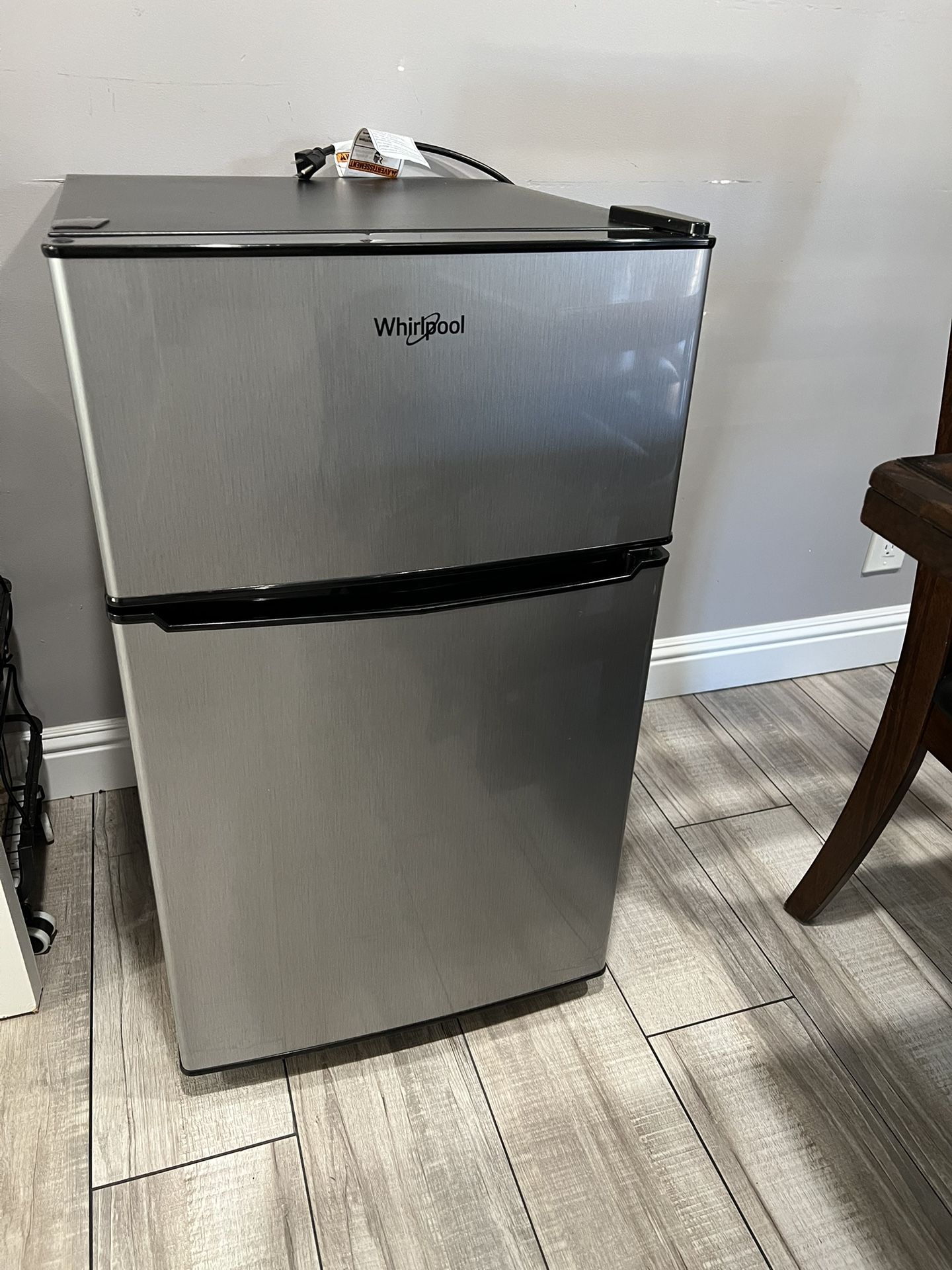 Whirlpool Mini Fridge (DOES NOT WORK - does not cool)