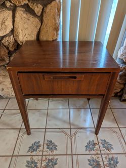 United Furniture Walnut Single Drawer
Nightstand Mid Century Modern