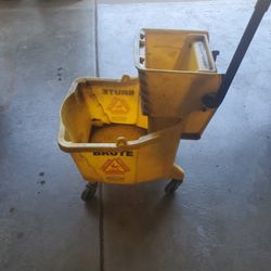 Brute Mop Bucket 