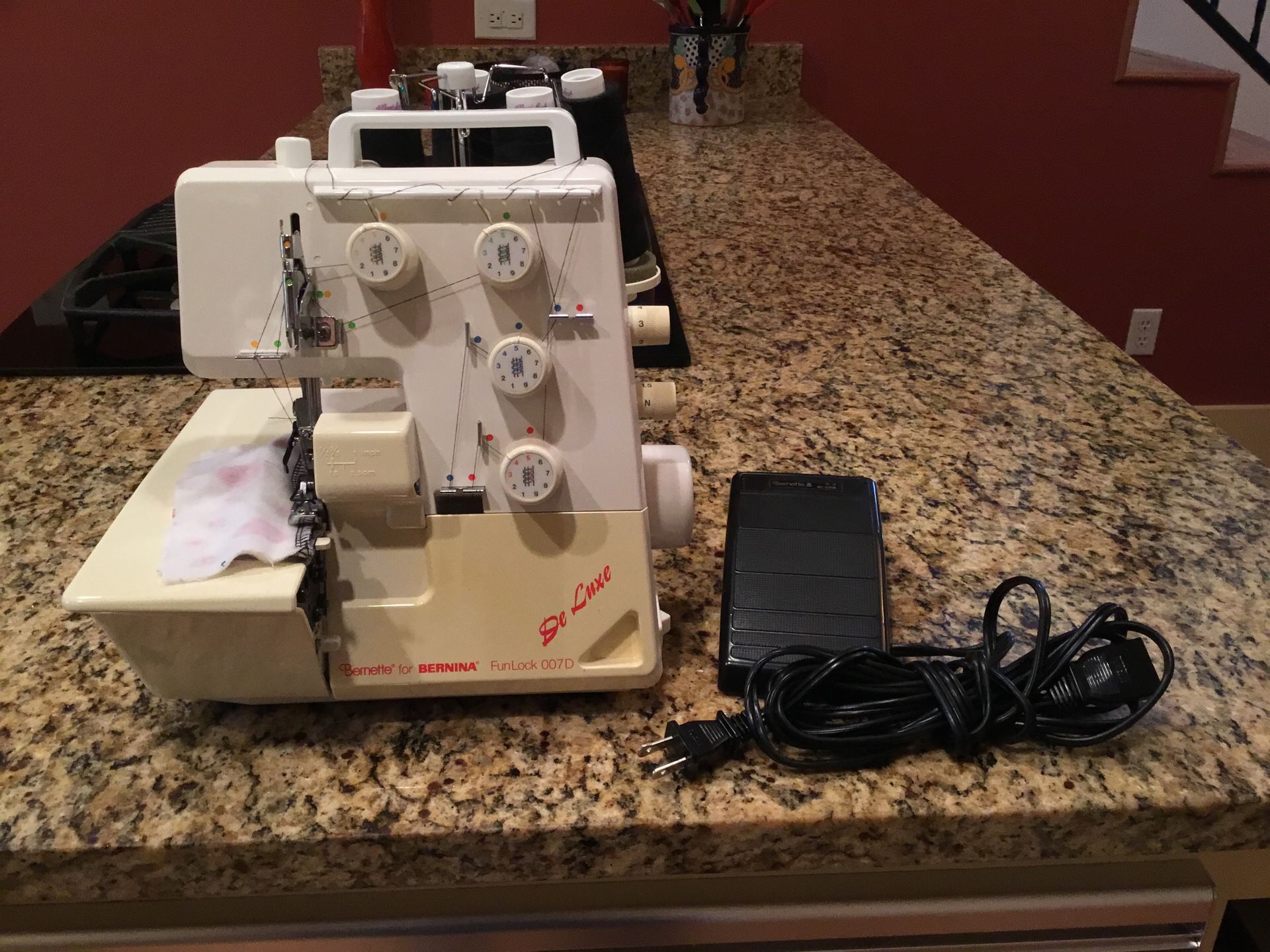 Reduced! Bernette for Bernina FunLock Deluxe 007D 4-Spool Serger Sewing Machine w/Tapestry Carry Bag Foot Pedal Extra Thread