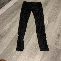 Lululemon Leggings size 4. Withe Side Pockets And Back Pocket 