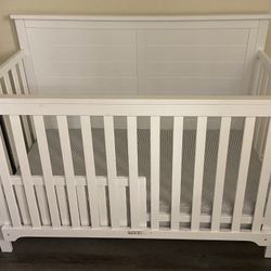 White Baby Crib/ Toddler Bed With Changing Table ( NEED IT GONE ASAP)