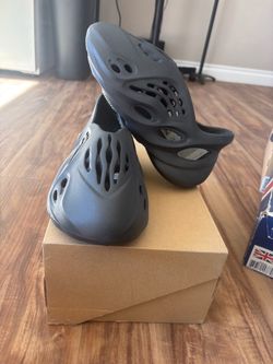 Yeezy Foam Onyx size 5