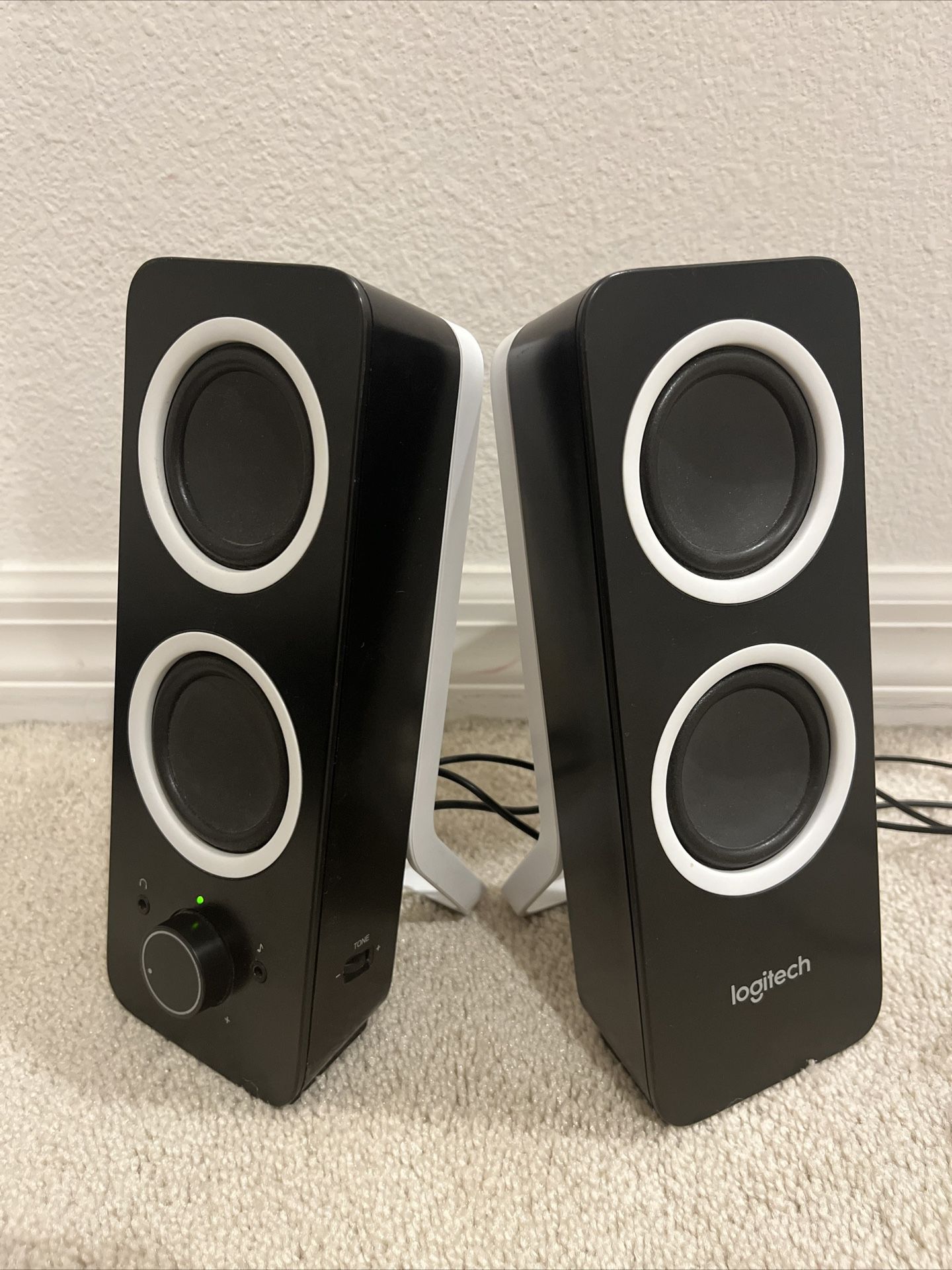 Logitech Z200 Multimedia 2.0 Speakers with Bass Control S-00135 w/ Power  Cord