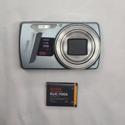 Kodak EasyShare M580 14.0MP Silver-Blue Digital Camera Tested With Battery Only