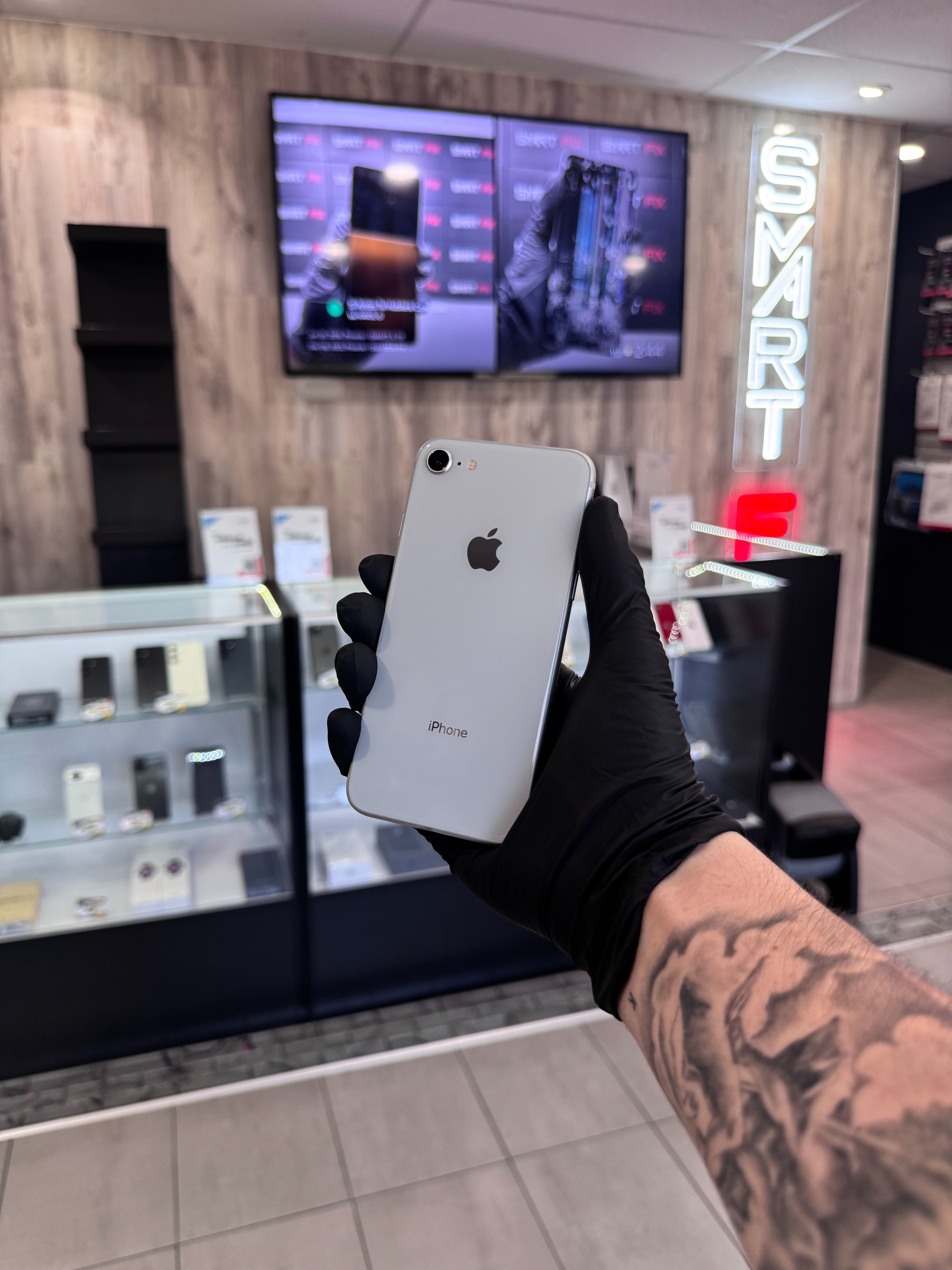 Apple iPhone 8 64 GB - White (Unlocked) + Warranty