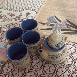 Tea Kettle With 4  Mugs