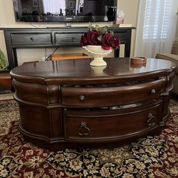 Coffee Table Set In Excellent Condition 