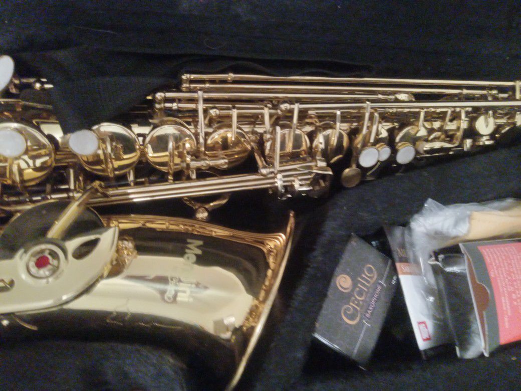 Nearly New Mendini Saxophone By Cecilio With Accessories And Hard Shell Case