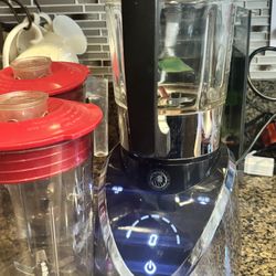 Royal prestige blender with 4 pitchers