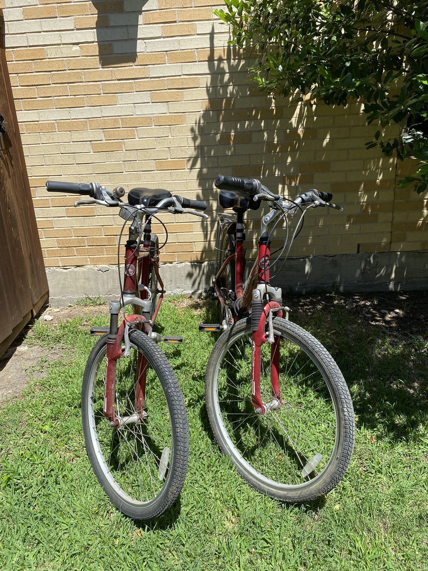 2 Schwinn Boy And Girl Suburban Bikes
